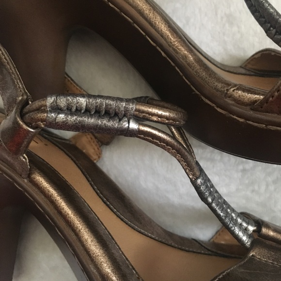 Pretty and Comfortable two- tone  sandals. - Picture 4 of 4